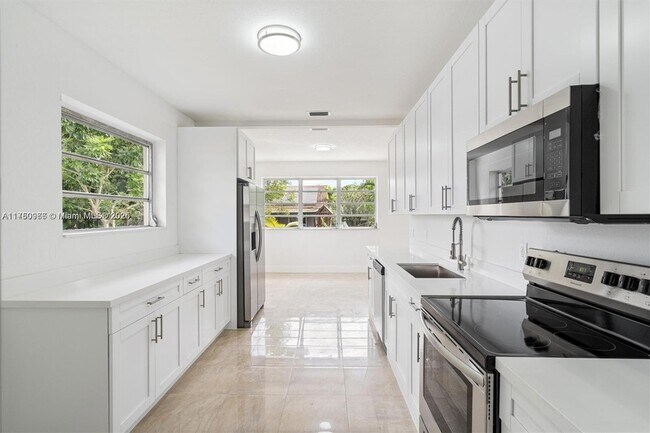 Building Photo - 10845 Peachtree Dr
