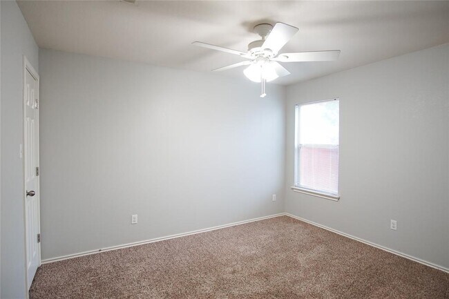 Building Photo - 210 King Ridge Dr