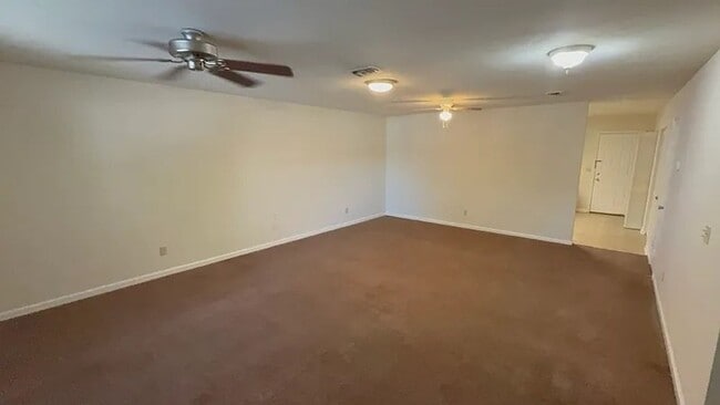 Building Photo - 4 Bed/2 1/2 Bath Bus Line Reserved Parking