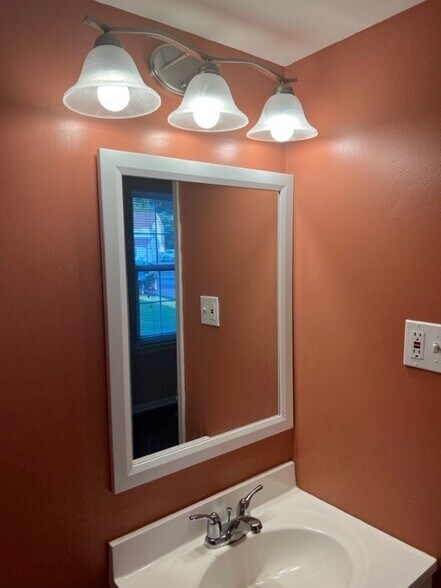 Building Photo - 568 Thrush Ct