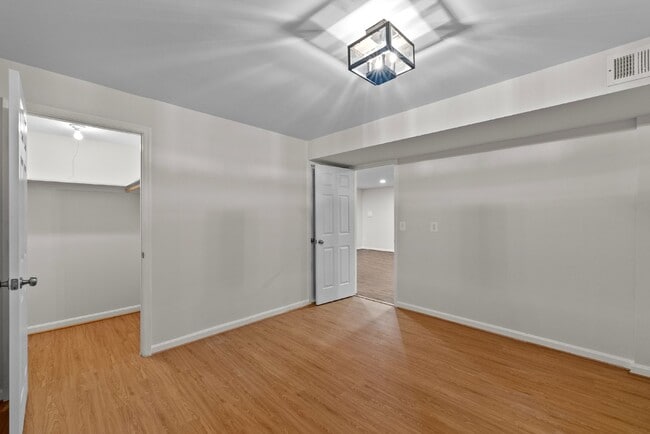 Building Photo - Embrace Elegant Living in Gainesville!