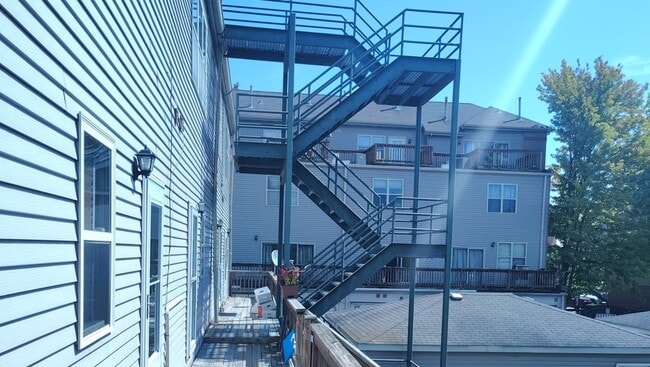 Building Photo - 2367 E 70th Pl