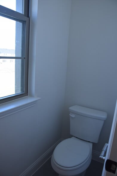 3rd Bath - 2523 Huxley Mews