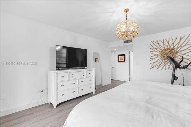 Building Photo - 5845 Collins Ave