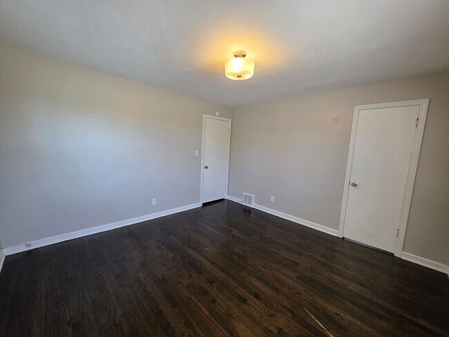 Building Photo - 2 Bed Duplex Near Downtown Liberty & William Jewell!
