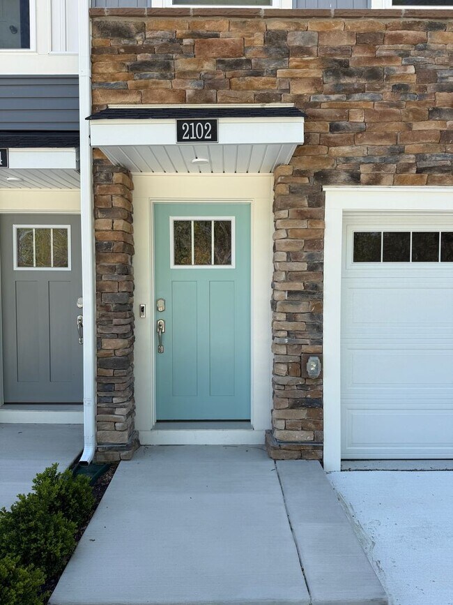 Building Photo - Luxury End-Unit Townhome with Golf Course Views at Tides at River Marsh- 3D TOUR