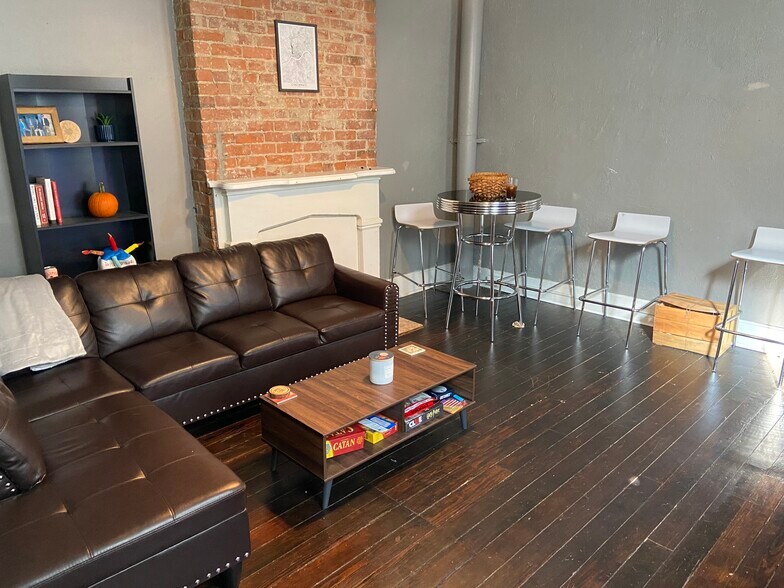 Building Photo - 256 Warner St