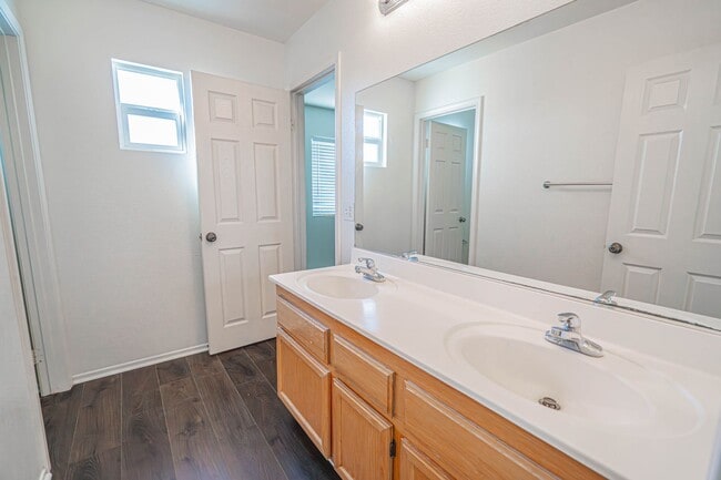 Building Photo - Charming 3-Bedroom Home with a Big Backyar...