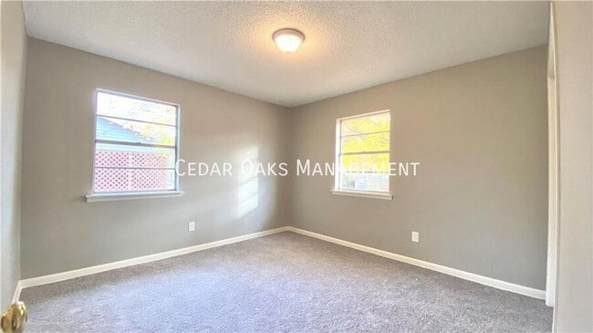 Building Photo - 2400 Dogwood Pl