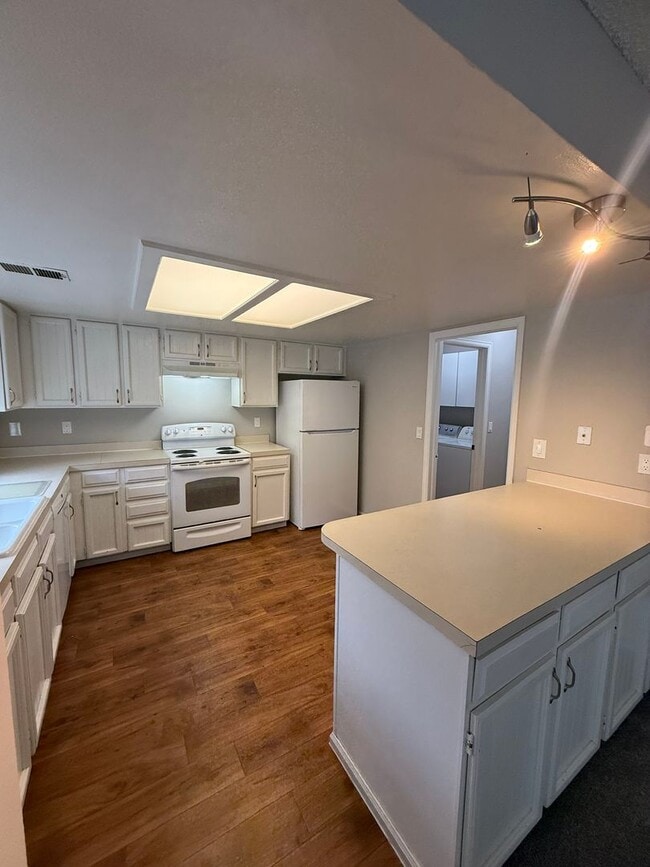 Building Photo - SPACIOUS 2-BEDROOM TOWNHOME WITH LOFT, GARAGE & PRIME LOCATION!