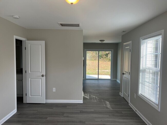 Building Photo - 507 E Mills Dr