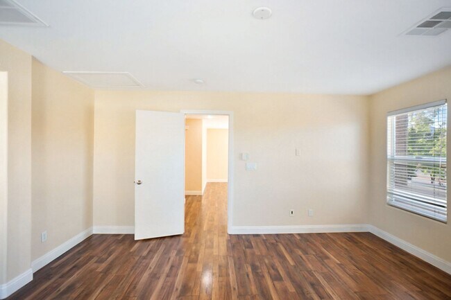 Building Photo - 3 Bed and Loft Summerlin Beauty