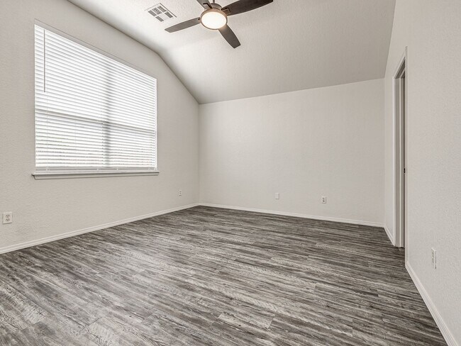 Building Photo - Newly remodeled home in Yukon!