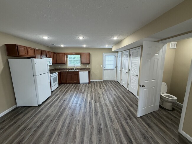 Building Photo - 285 Pineview Dr