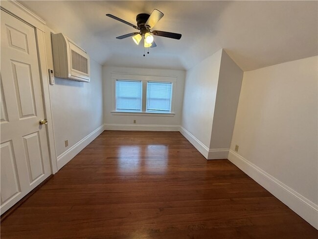 Building Photo - 87 Bentley St