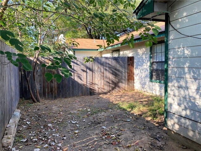 Building Photo - 204 Hall St