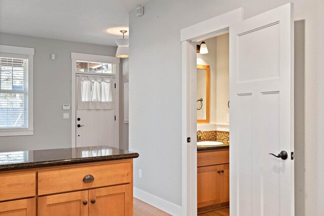 Building Photo - Beautiful 3-bdrm/2.5-bath contemporary craft home w/ lots of character. A/C, fireplace, fenced ba...