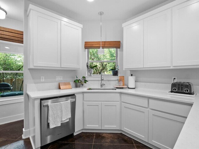 Building Photo - 10103 Twin Lake Loop