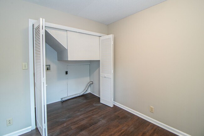 Building Photo - 810-D Golfview Place