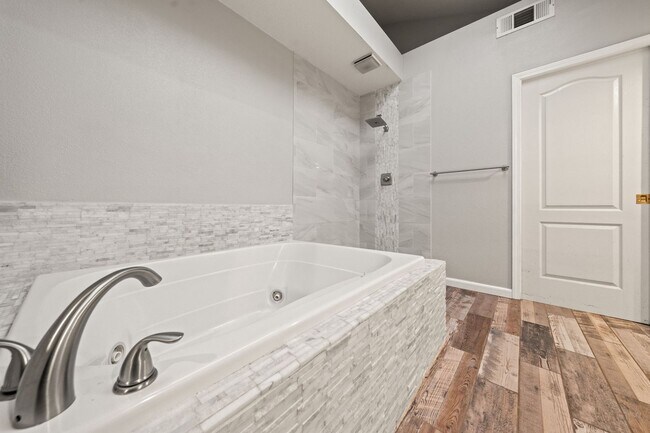 Building Photo - Luxury 4-Bedroom Home with Designer Upgrad...