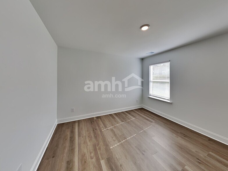 Building Photo - 1025 Highland Walk