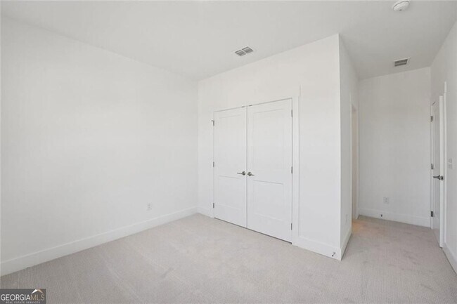 Building Photo - 2815 Medford Dr