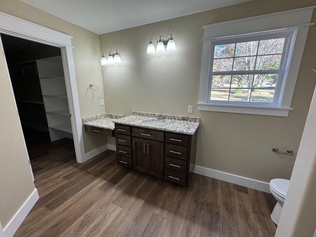 Building Photo - 2516 S Schifferdecker Ave