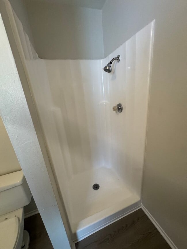 Building Photo - 3 Bed + 1.5 Bath Townhouse