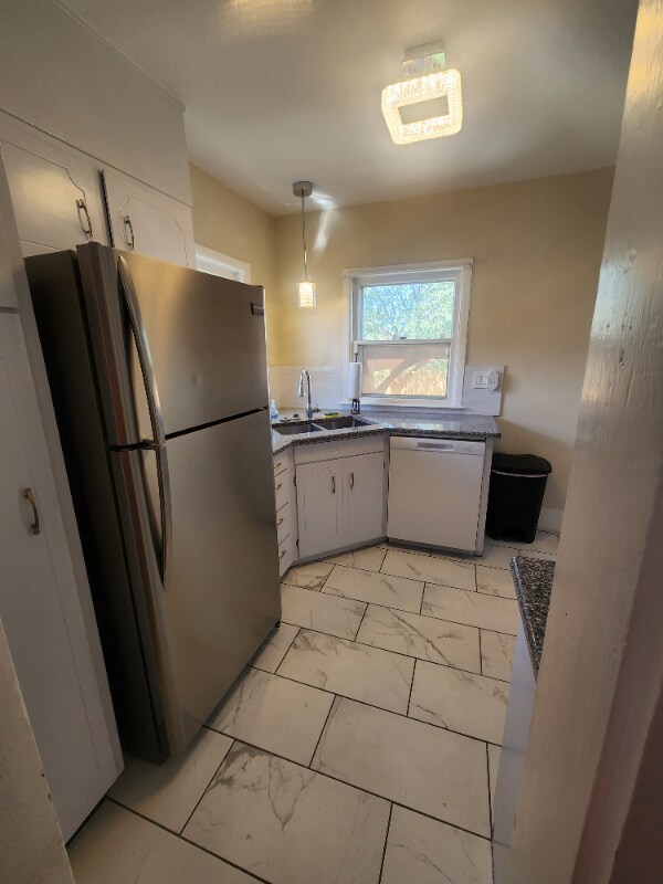Building Photo - 214 E Van Buren St