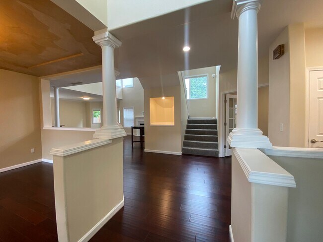 Building Photo - Beautiful 5 Bedroom Home!
