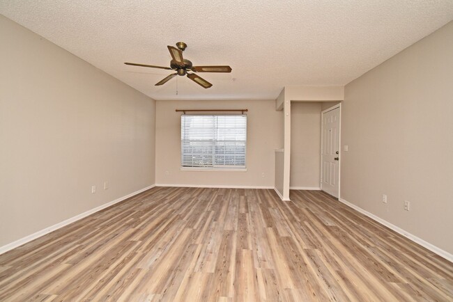 Building Photo - Spacious 2 bedroom 2 bath condo practicall...