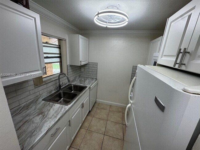 Building Photo - 8650 SW 109th Ave