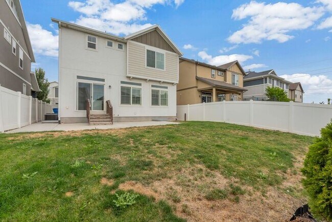 Building Photo - Like New Chic, Modern Spotless w 2 car attached