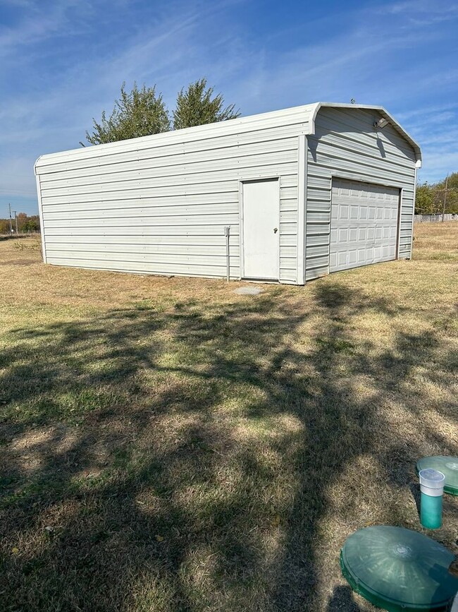 Building Photo - Nice 2 or 3 bedroom with covered front porch.