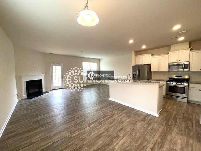 Building Photo - End Unit 3 BR 2.5 BA w/ Garage