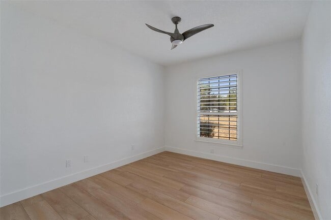Building Photo - 401 Roy Creek Ln