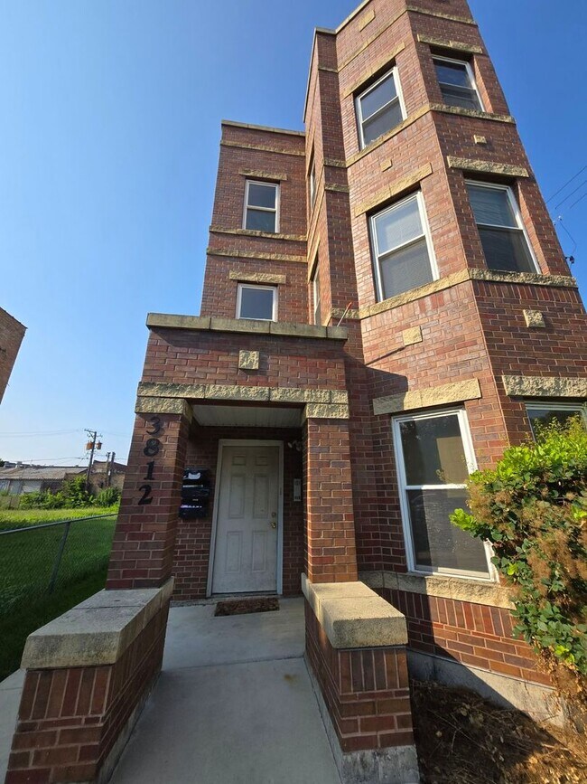 Building Photo - 3812 W Maypole Ave