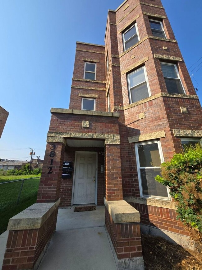 Primary Photo - 3812 W Maypole Ave