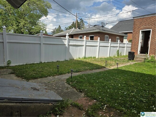 Building Photo - 937 S Poplar St