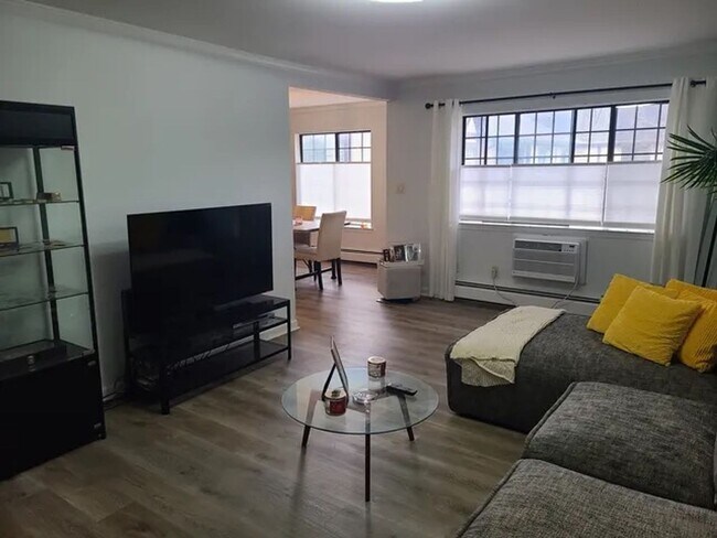 Building Photo - 1 Bed 1 Bath Available in Chatham