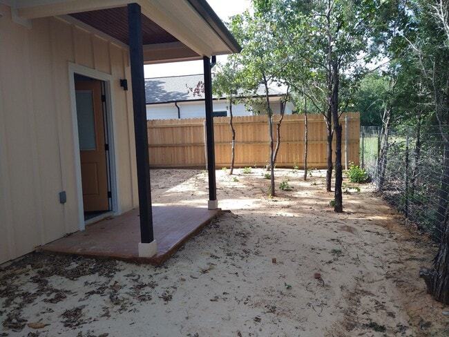 Building Photo - 1000 Wooded Hollow Ct