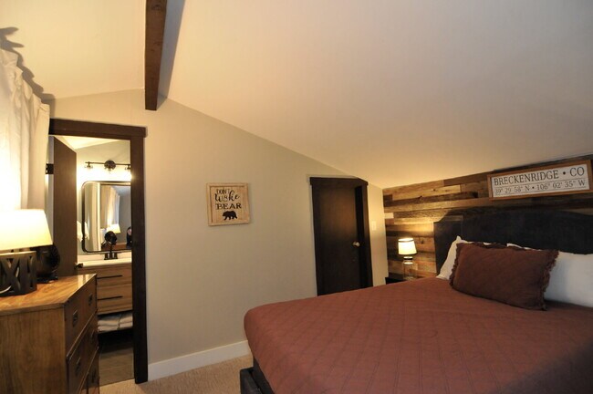 Building Photo - 3 bedroom condo in Wildernest available June 1st!