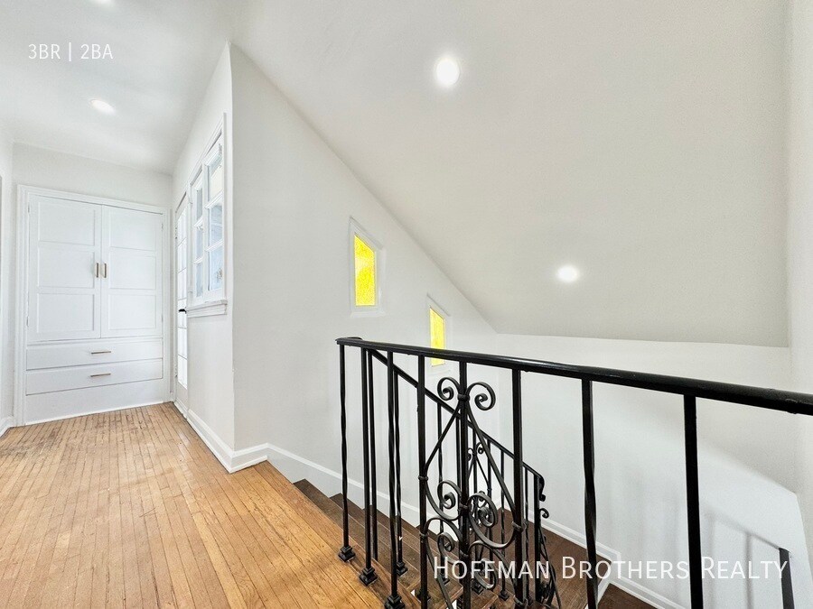 Building Photo - 302 N Mansfield Ave