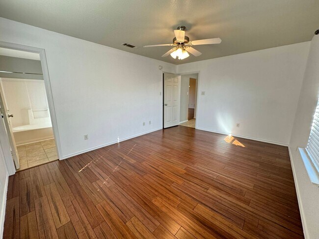 Building Photo - 408 Viola Dr