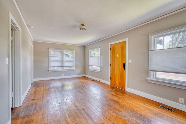Building Photo - Charming remodeled craftsman blocks away f...