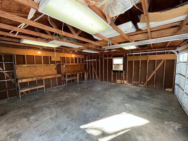 Building Photo - Charming 2-bedroom, 1-bathroom house