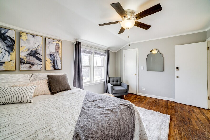 Building Photo - 9828 S Yates Blvd