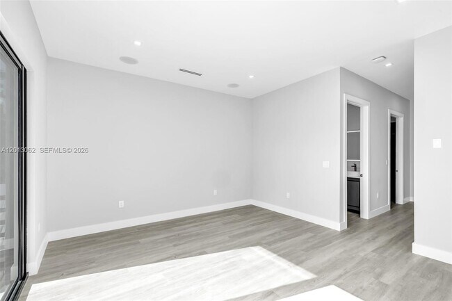 Building Photo - 808-810 SW 9th St