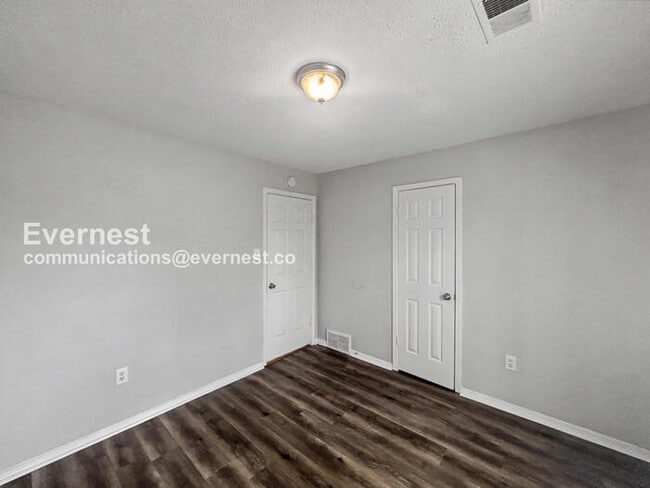 Building Photo - 3400 Laurelwood Dr