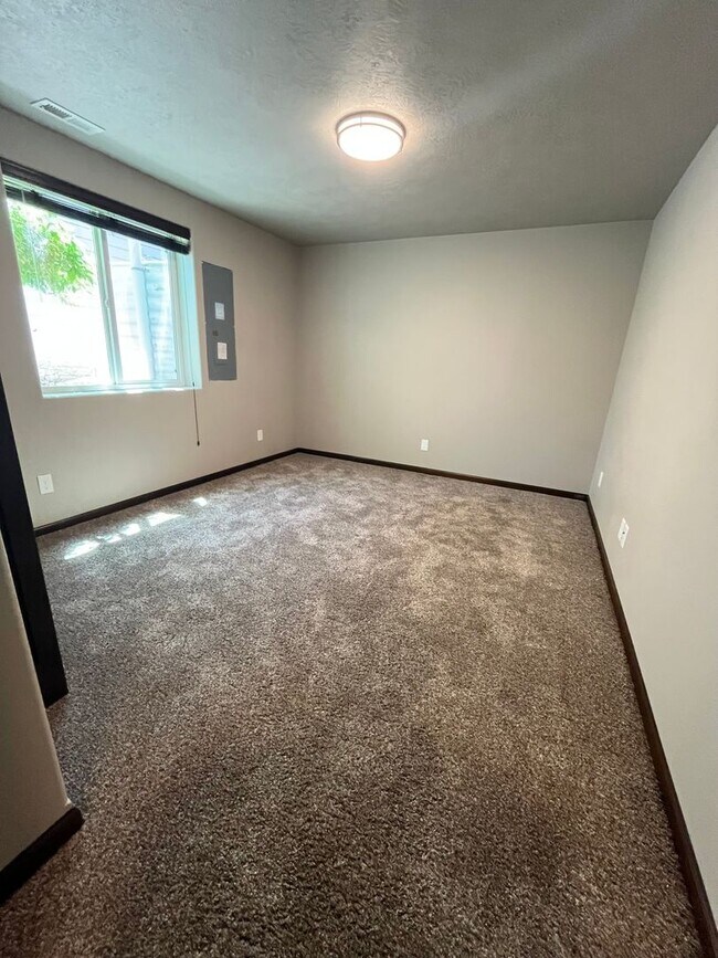 Building Photo - Gorgeous 4 Bed/3 Bath Home in Great Location!